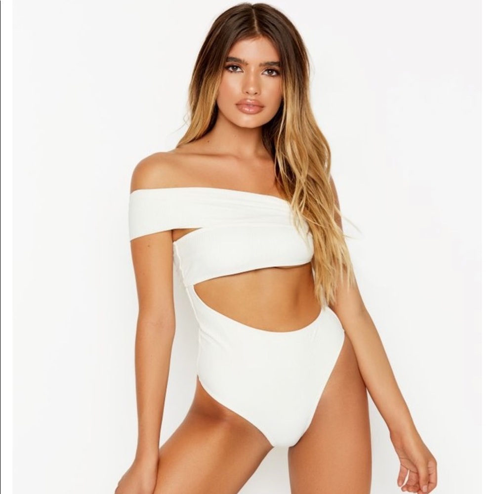 RIS-K SEXY CUTOUT ONE PIECE SWIMSUIT🤍🤍